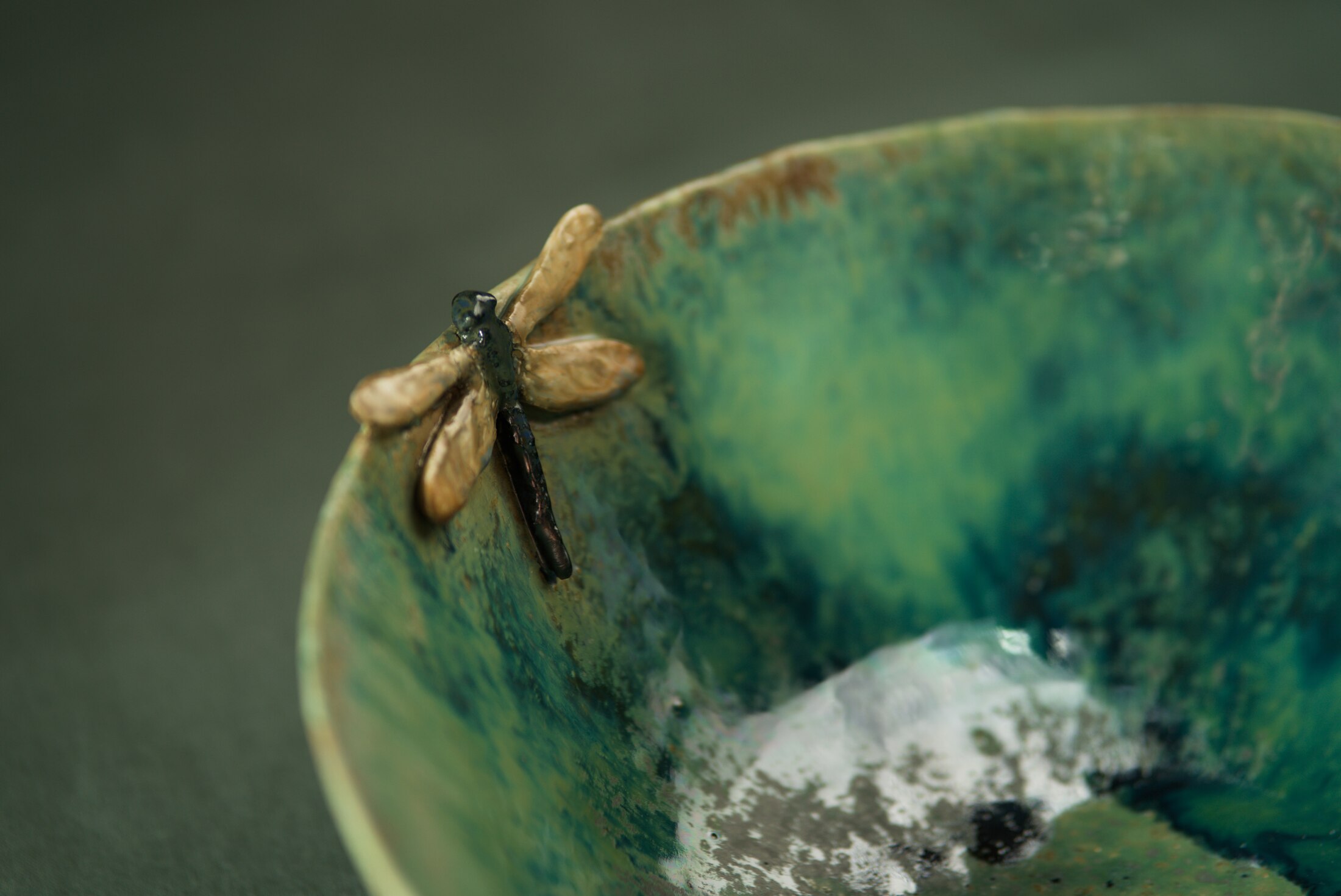 Large « Dragonfly » salad bowl, stoneware with mixed glazes, modeled dragonfly