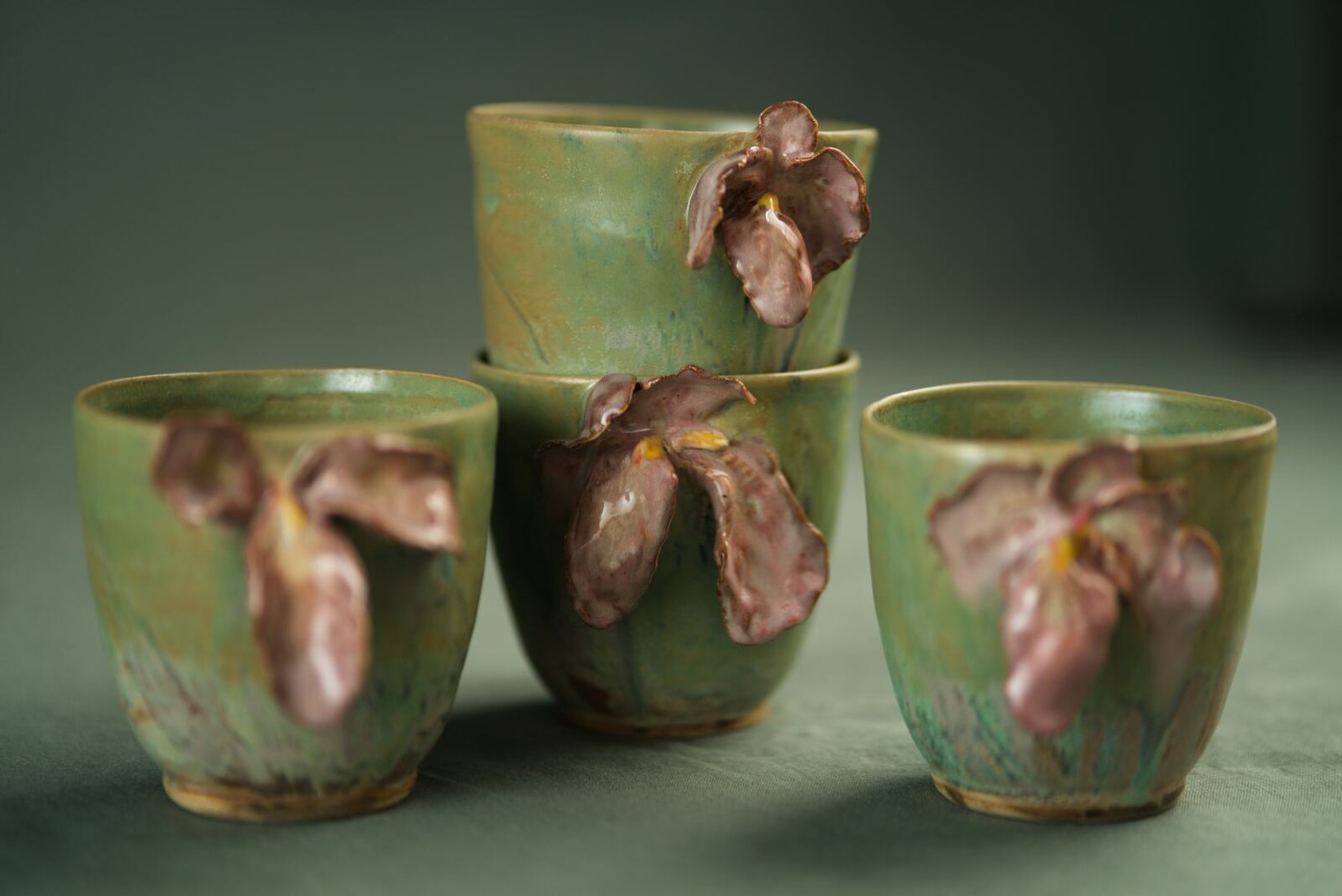 « Iris » cups, wheel-thrown and hand-modeled stoneware, matte green and glossy pink glaze