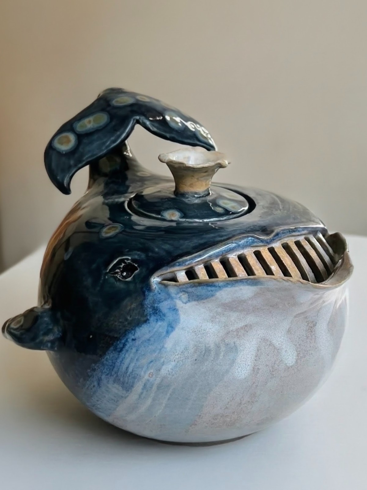 « Whale » teapot, wheel-thrown and hand-modeled stoneware, mixed glazes, openwork baleen